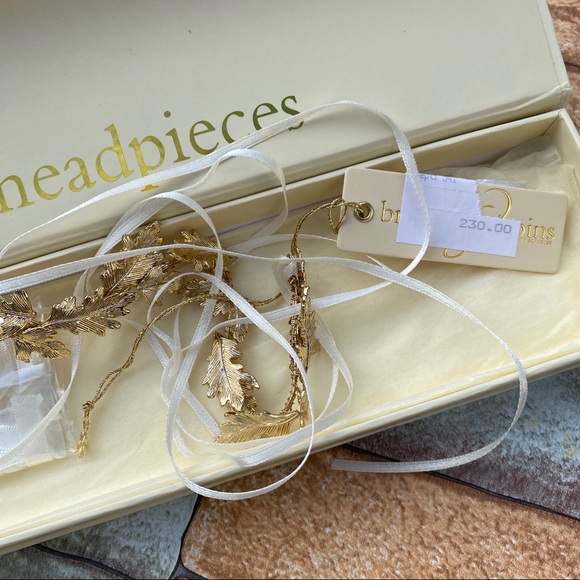 Brides & hairpins Los Angeles headpiece main image 12